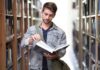 student w bibliotece